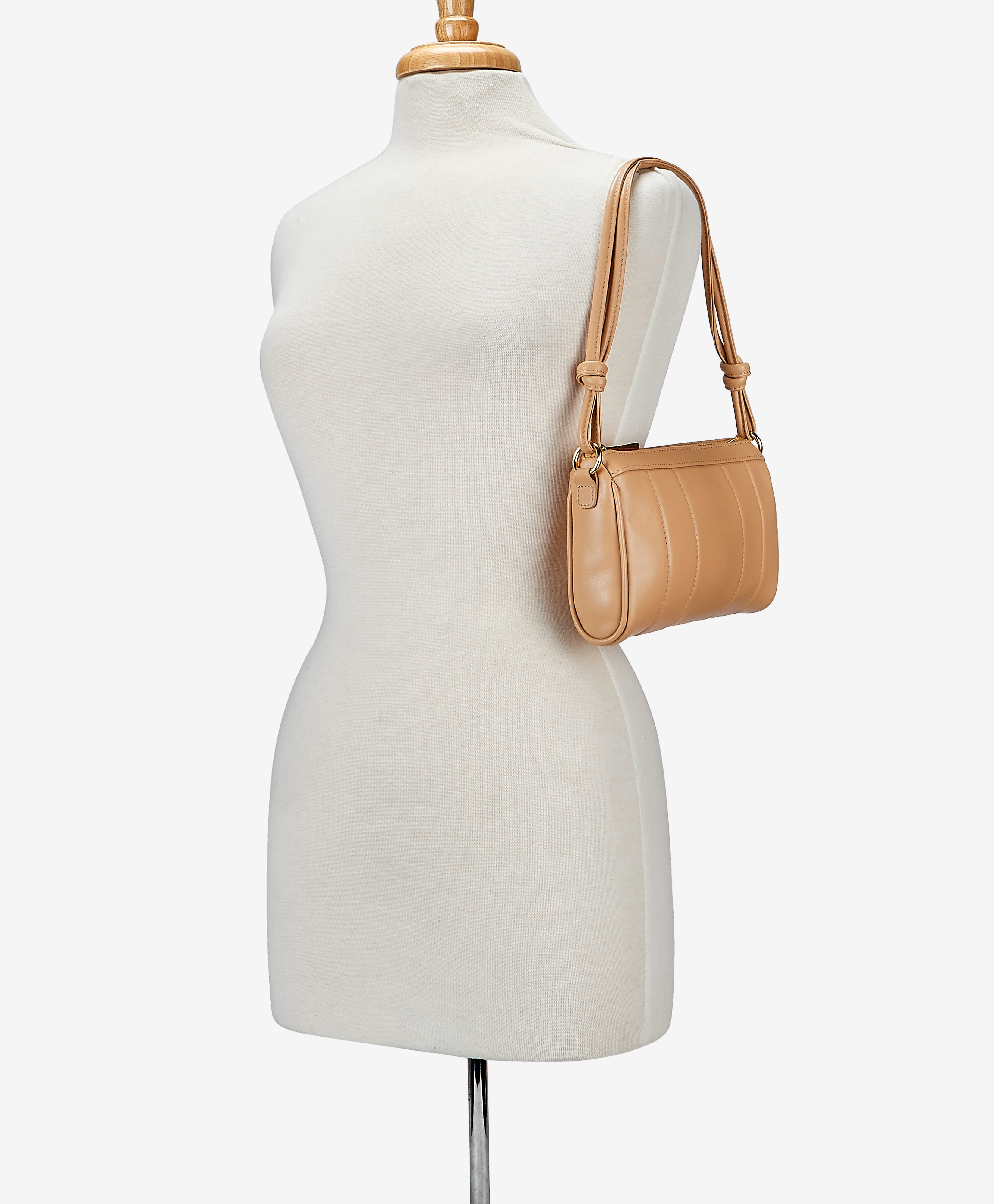 Majestad Brise Shoulder Bag